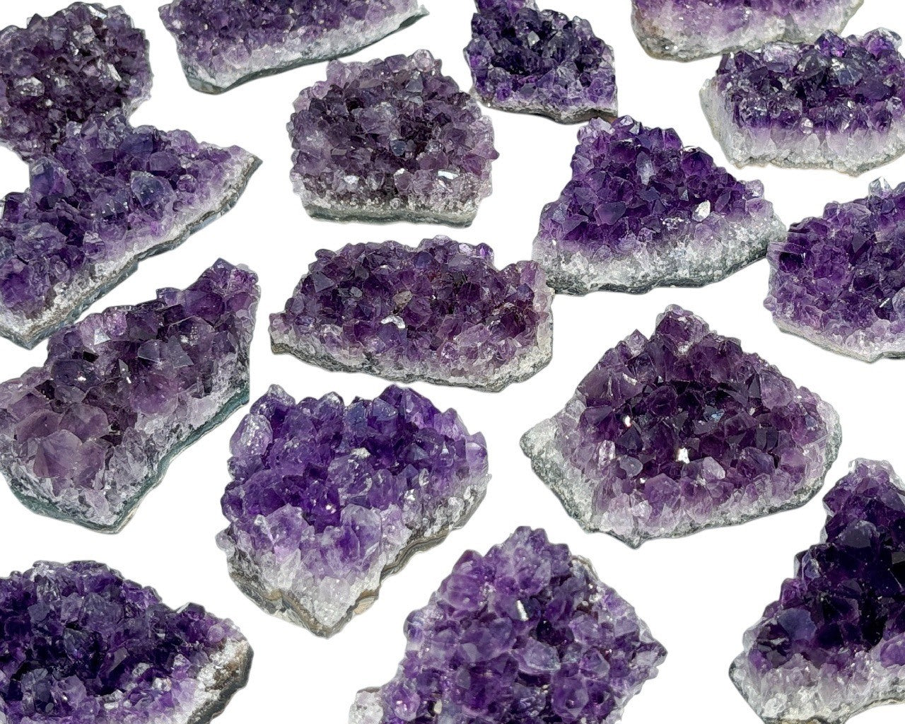 Sammlung natürlicher kleiner violetter Amethyst Stufen auf weißem Hintergrund