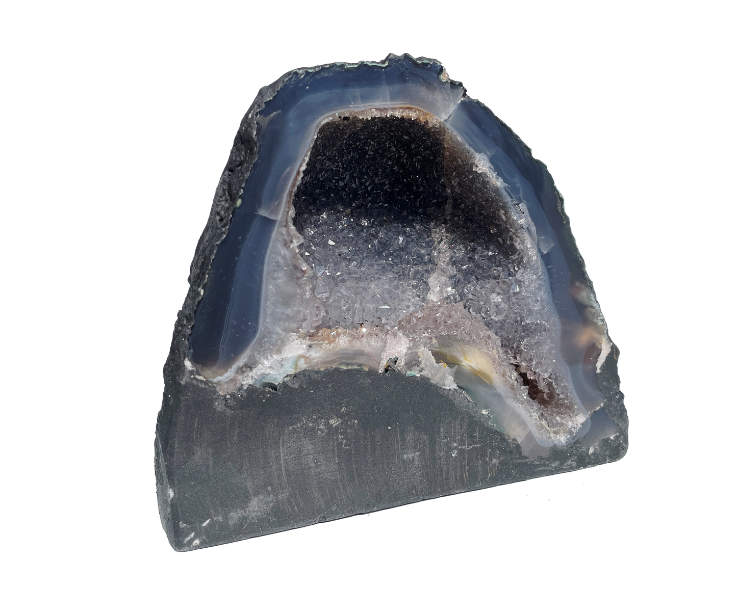 Amethyst Geode mit glitzernden Kristallen in violetten Farbtönen auf weißen Hintergrund