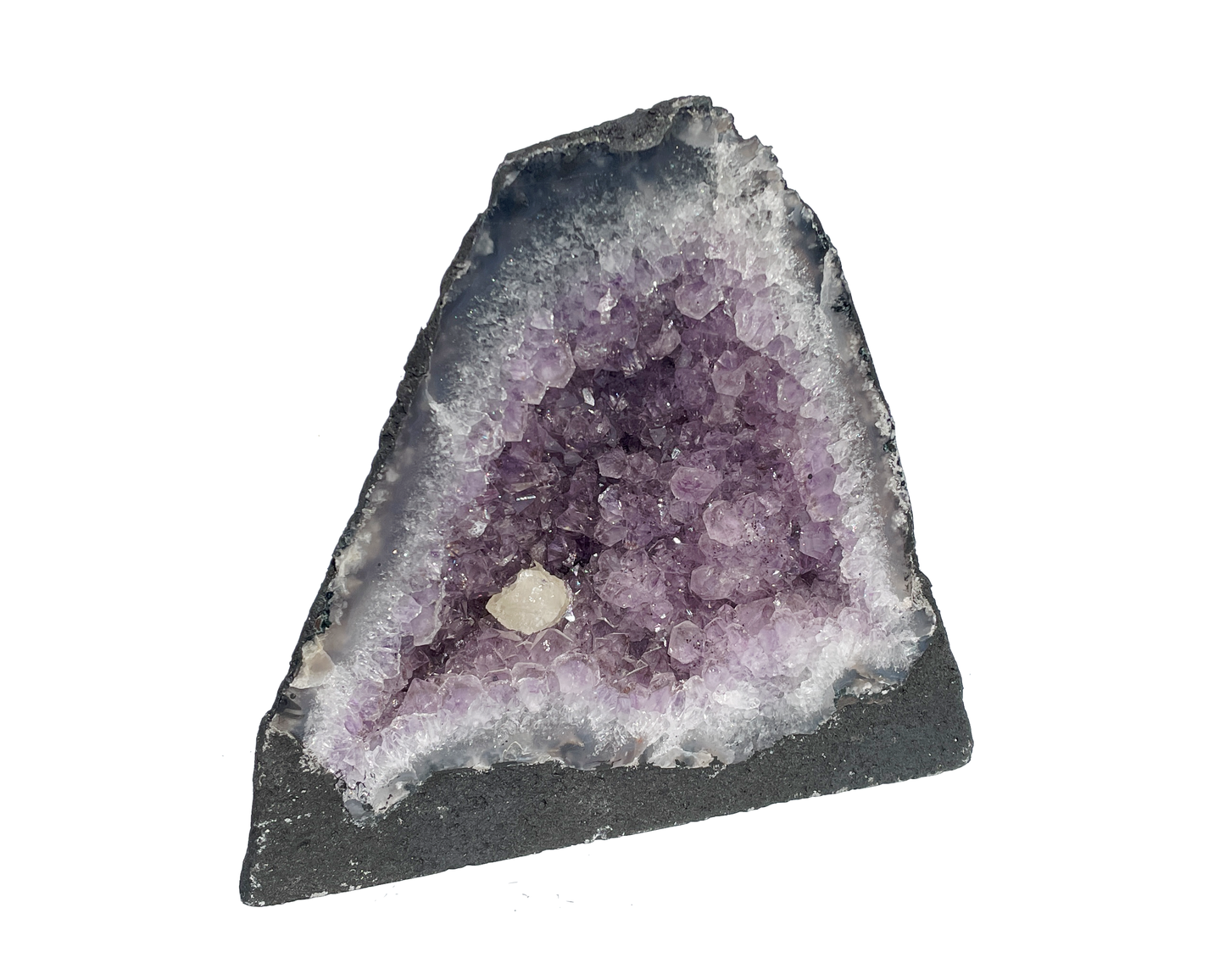 Seitenansicht: einzelne Amethyst Druse mit violetten Kristallen auf weißem Hintergrund