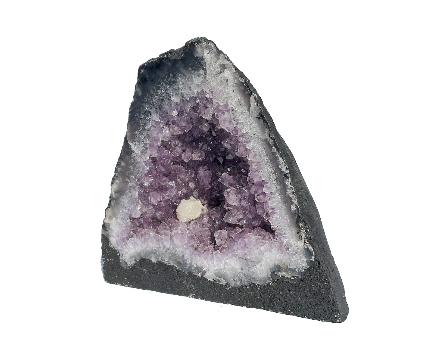 Amethyst Geode mit glitzernden Kristallen in violetten Farbtönen auf weißen Hintergrund