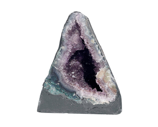 Ansicht von vorn: Amethyst Druse mit violetten Kristallenauf weißem Hintergrund