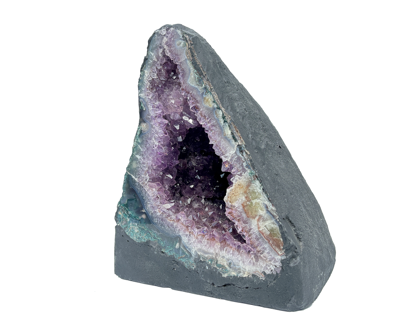 Seitenansicht: einzelne Amethyst Druse mit violetten Kristallen auf weißem Hintergrund