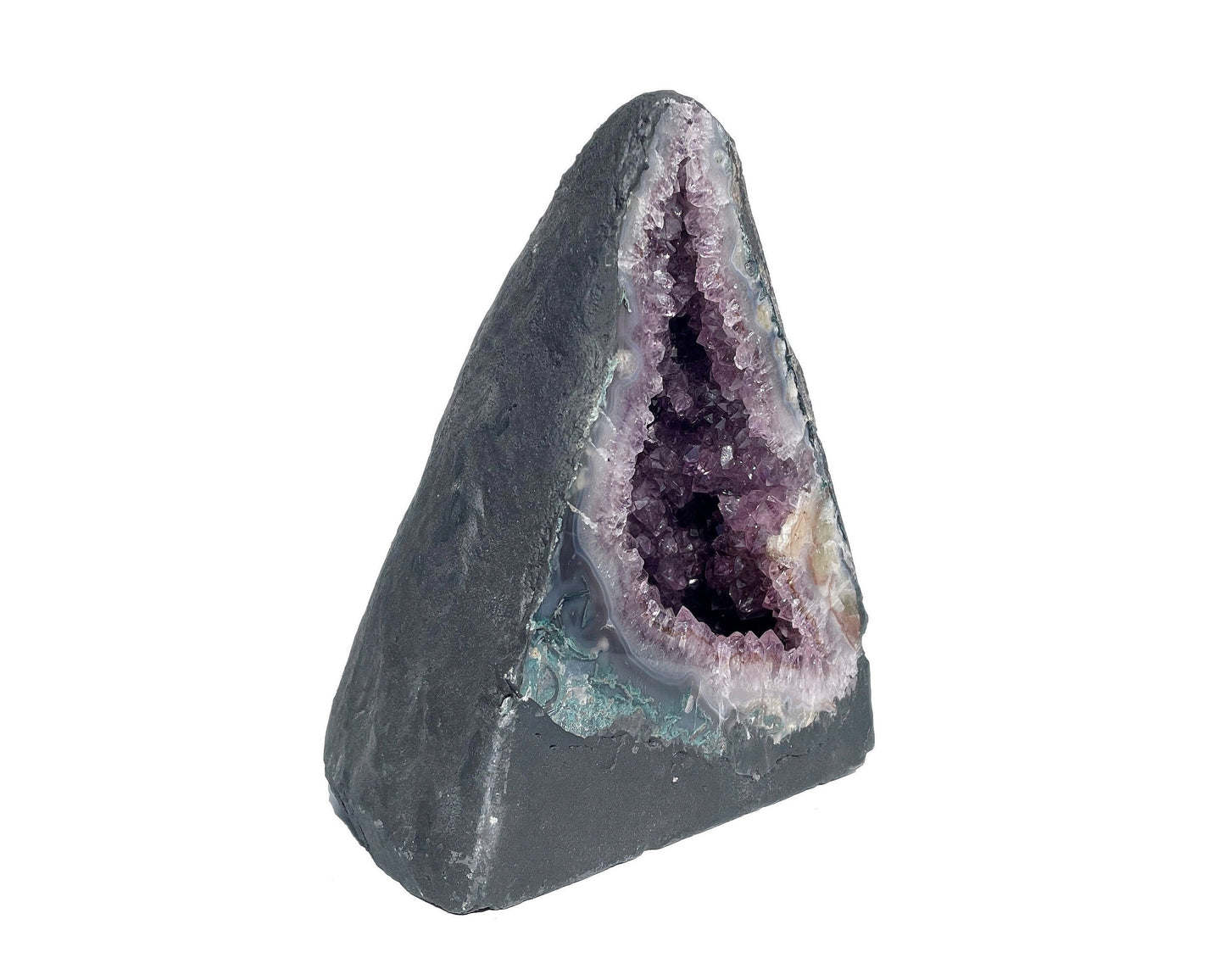 Amethyst Geode mit glitzernden Kristallen in violetten Farbtönen auf weißen Hintergrund