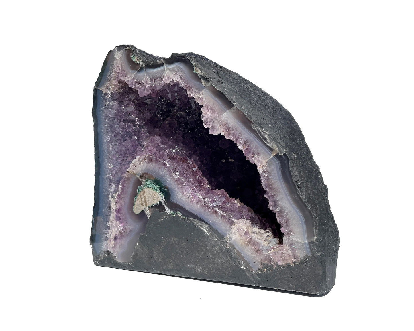 Amethyst Geode mit glitzernden Kristallen in violetten Farbtönen auf weißen Hintergrund