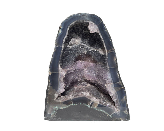 Ansicht von vorn: Amethyst Druse mit violetten Kristallenauf weißem Hintergrund