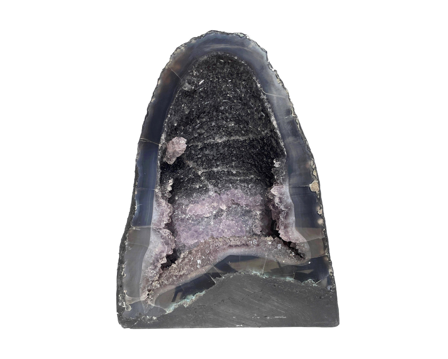 Vorderansicht einer Amethyst Druse auf weißem Hintergrund