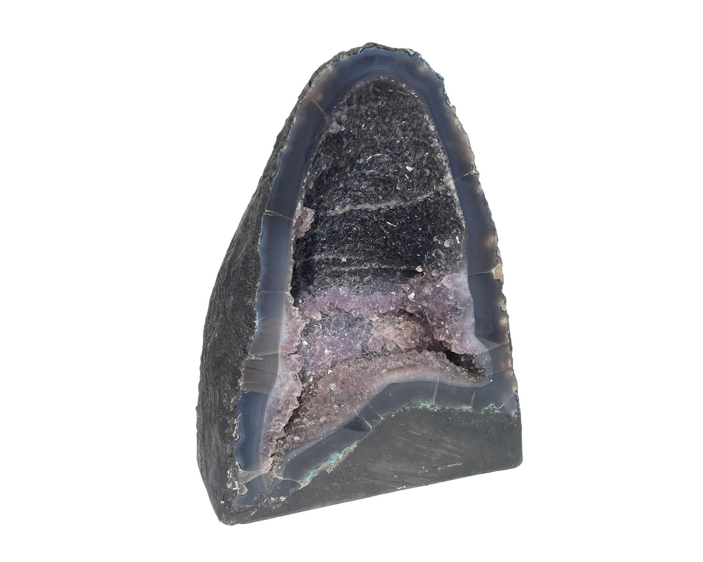 Seitenansicht: einzelne Amethyst Druse auf weißem Hintergrund
