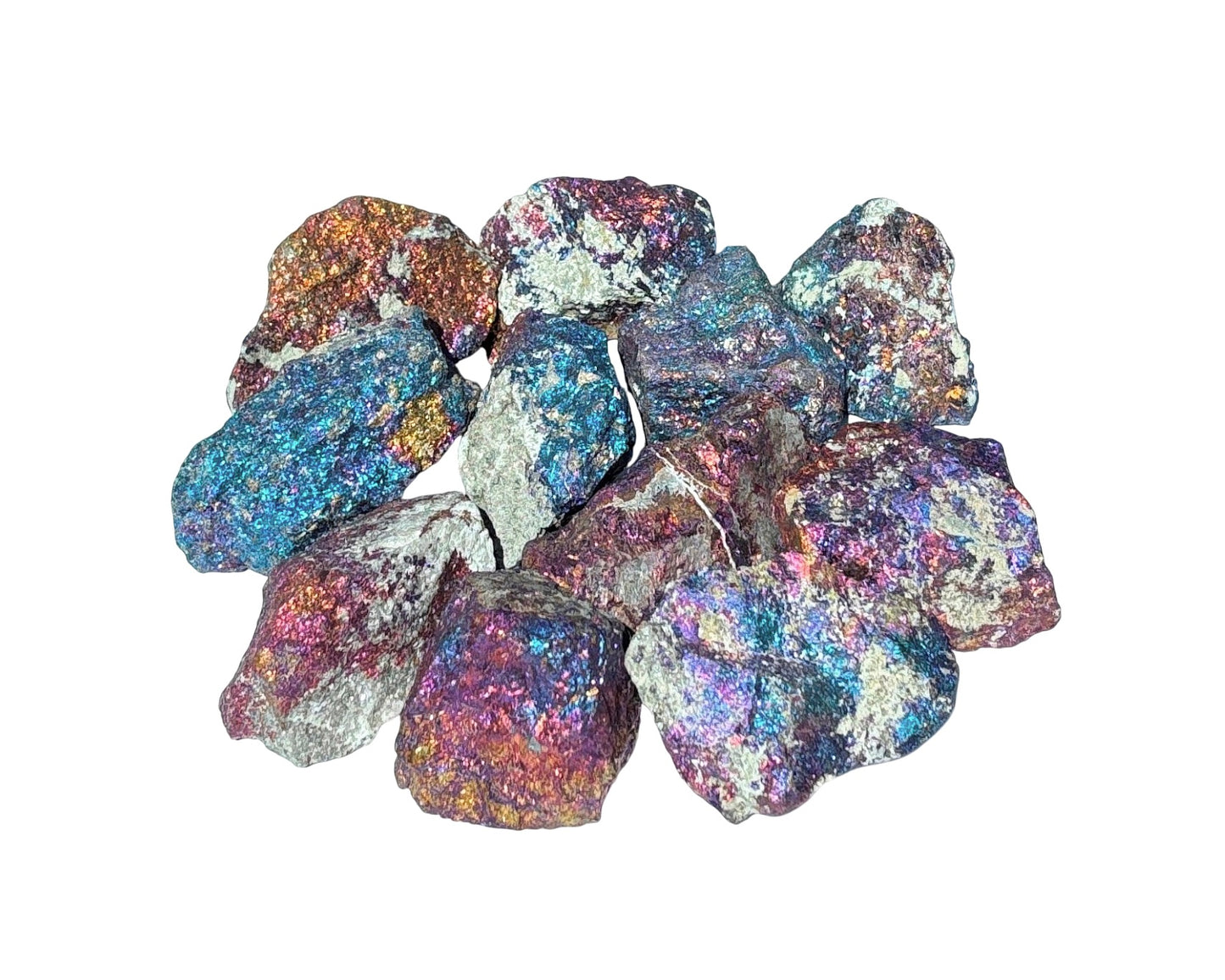 Vorderansicht: bunte Buntkupfer Rohsteine auf weißem Hintergrund