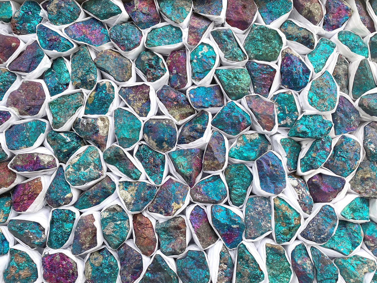 Ansicht von oben: Vielzahl an kleinen bunten schimmernden Buntkupfer