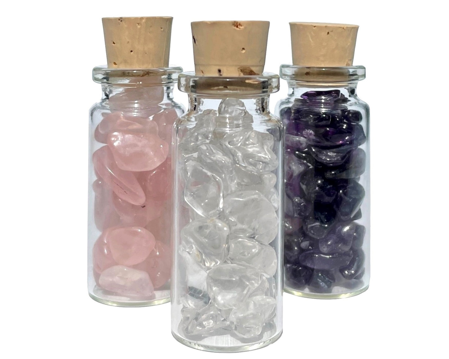 Dekoglas mit Amethyst Bergkristall Rosenquarz Trommelsteinen auf weißem Hintergrund