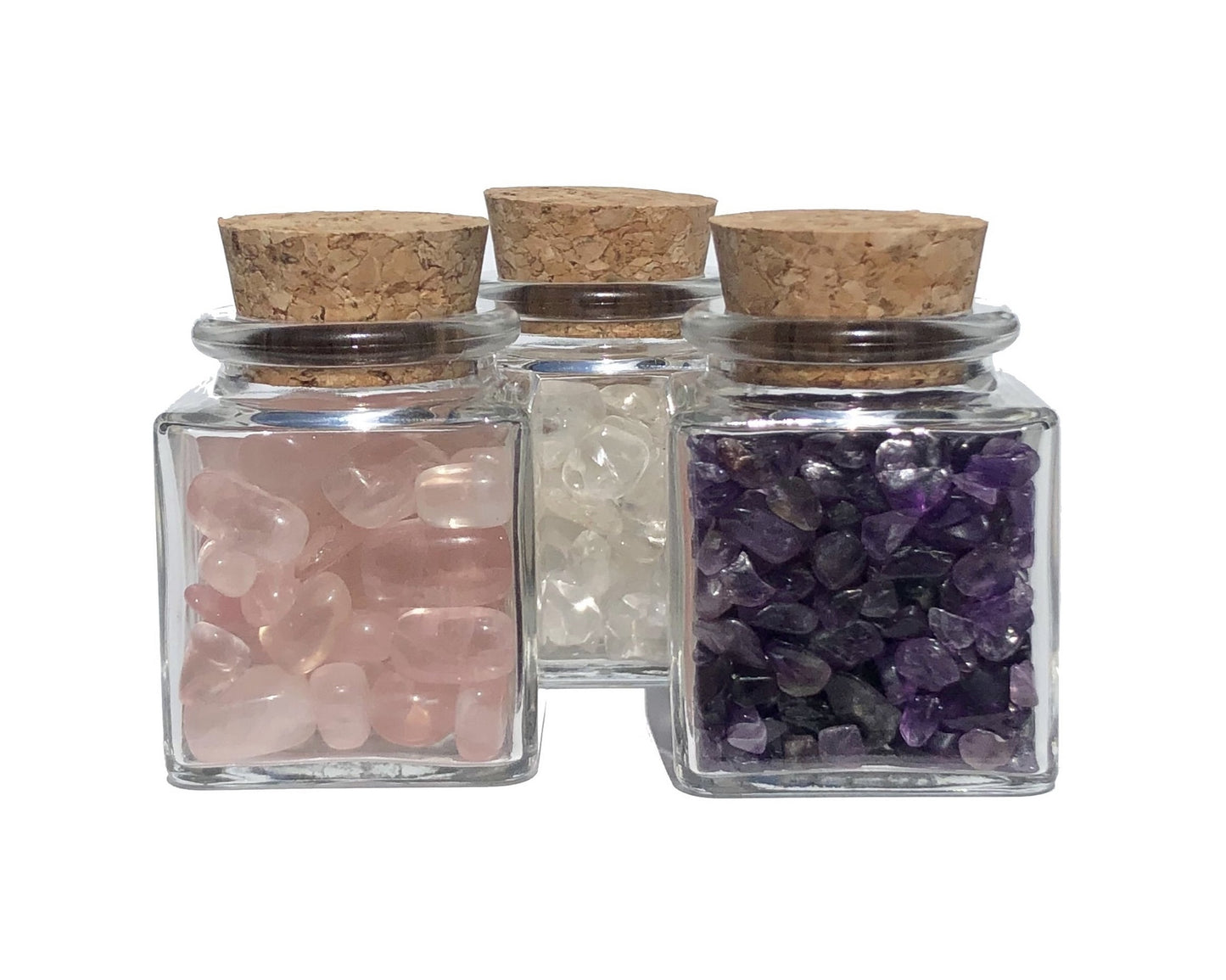 Dekoglas mit Amethyst Bergkristall Rosenquarz Trommelsteinen auf weißem Hintergrund