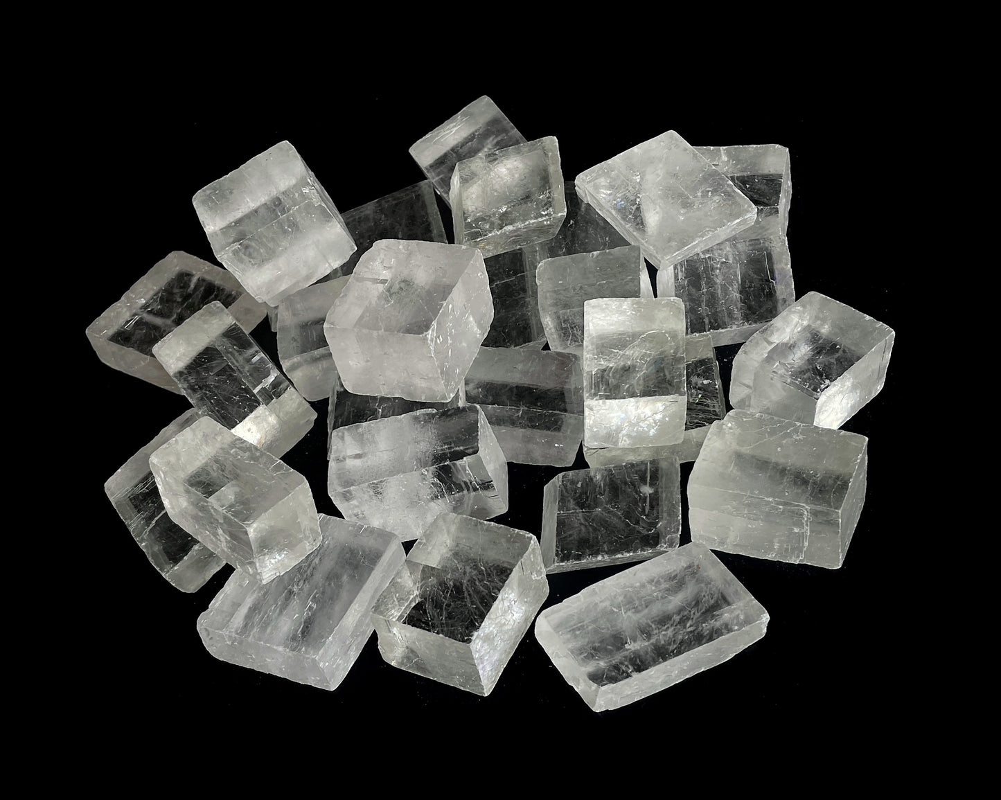 Vorderansicht mit vielen natürlichen Calcit Kristallen (Doppelspat) auf schwarzem Hintergrund