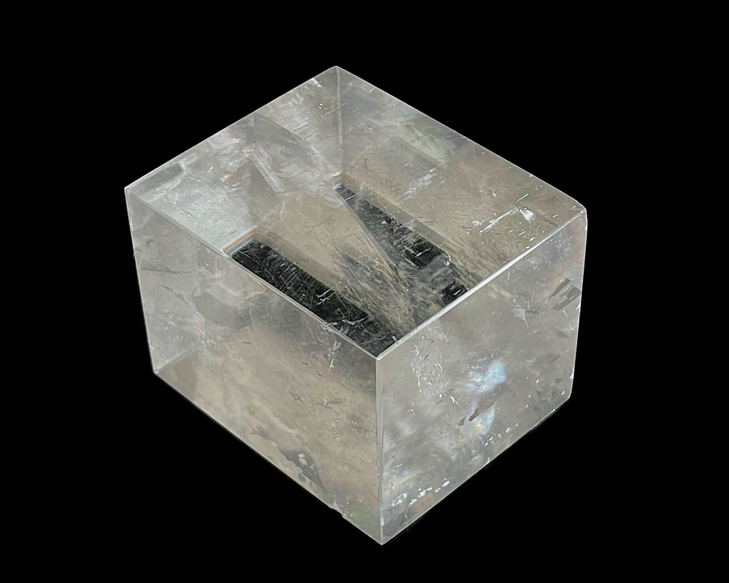 Ansicht links: Einzelner polierter Calcit Kristall auf schwarzem Hintergrund