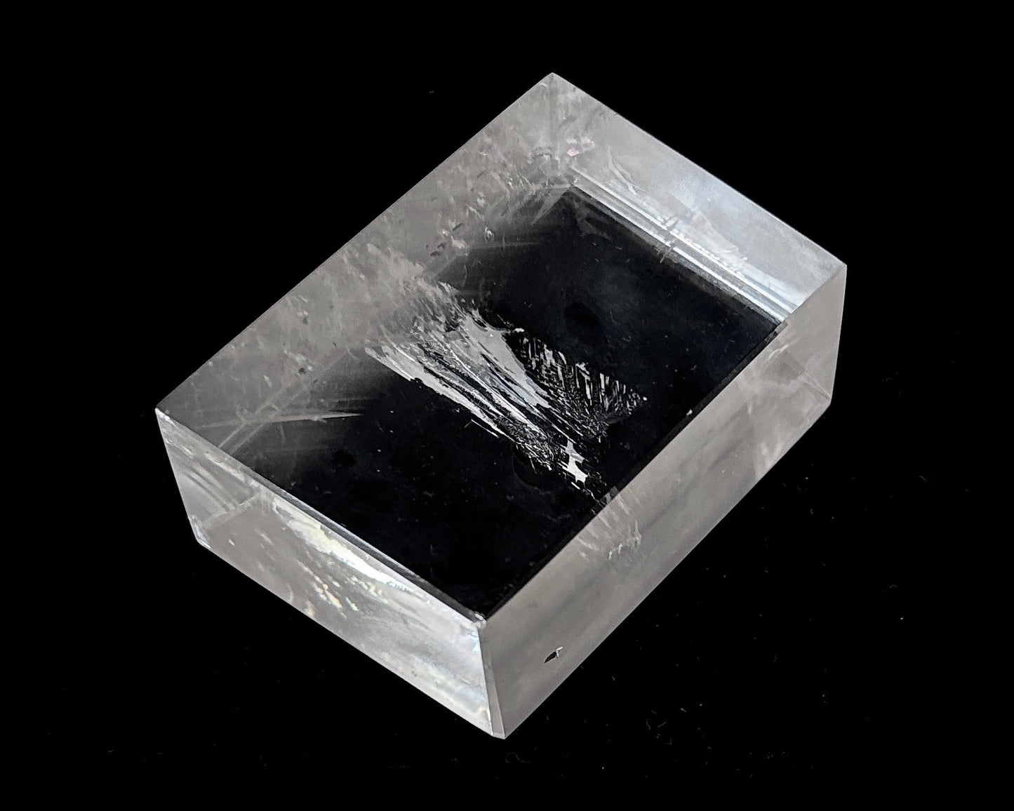 Ansicht rechts: Einzelner polierter Calcit Kristall auf schwarzem Hintergrund