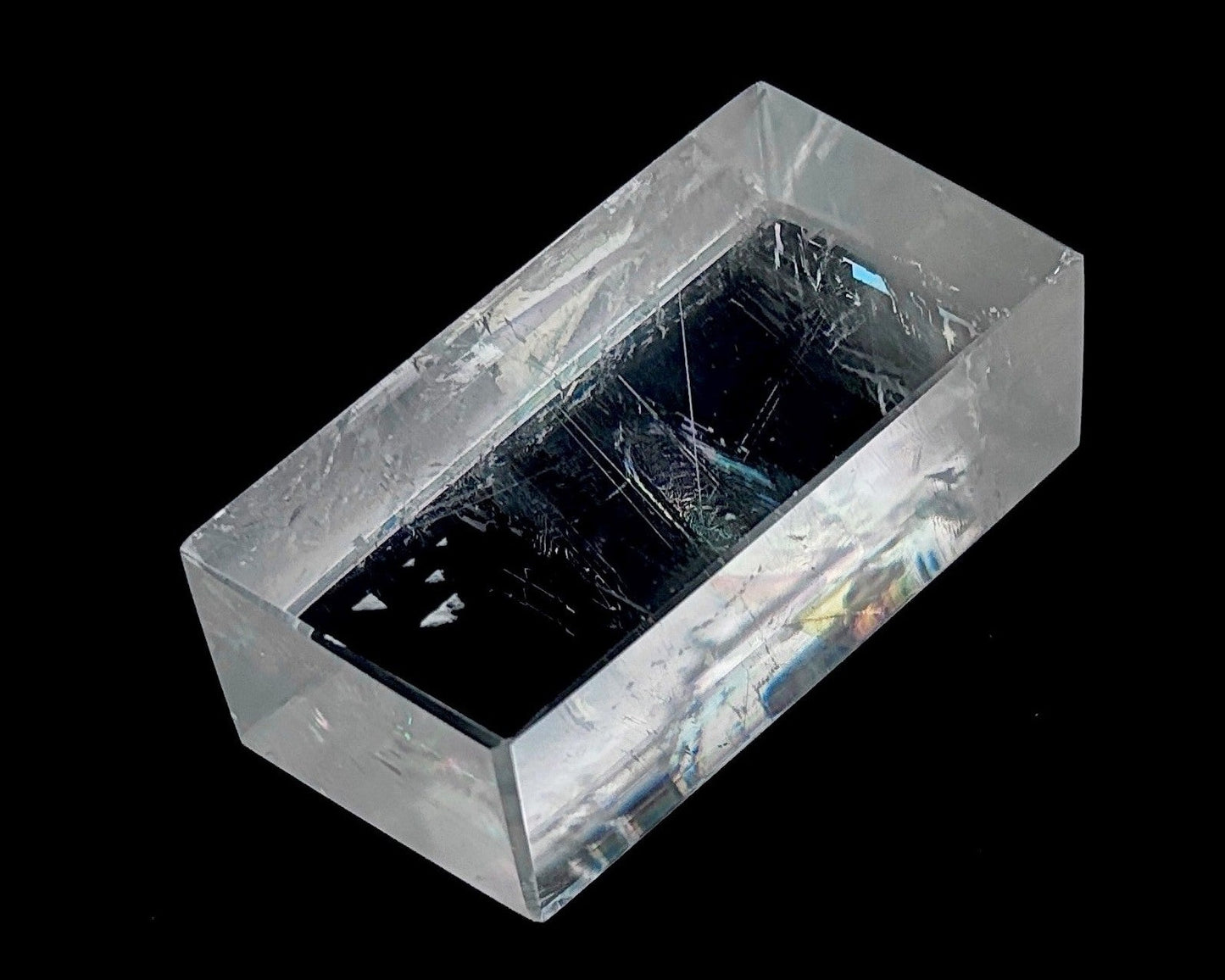 Ansicht links: Einzelner polierter Calcit Kristall auf schwarzem Hintergrund