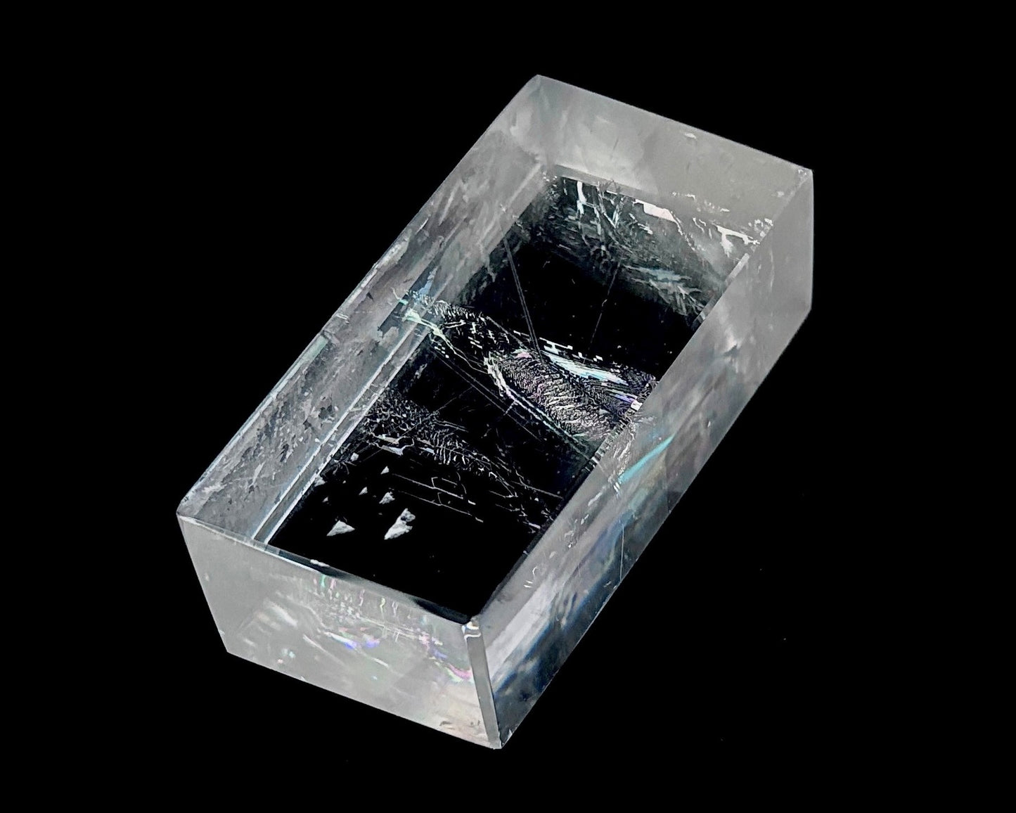 Ansicht von oben: Einzelner polierter Calcit-Kristall (Doppelspat) mit sichtbarer doppelter Schrift