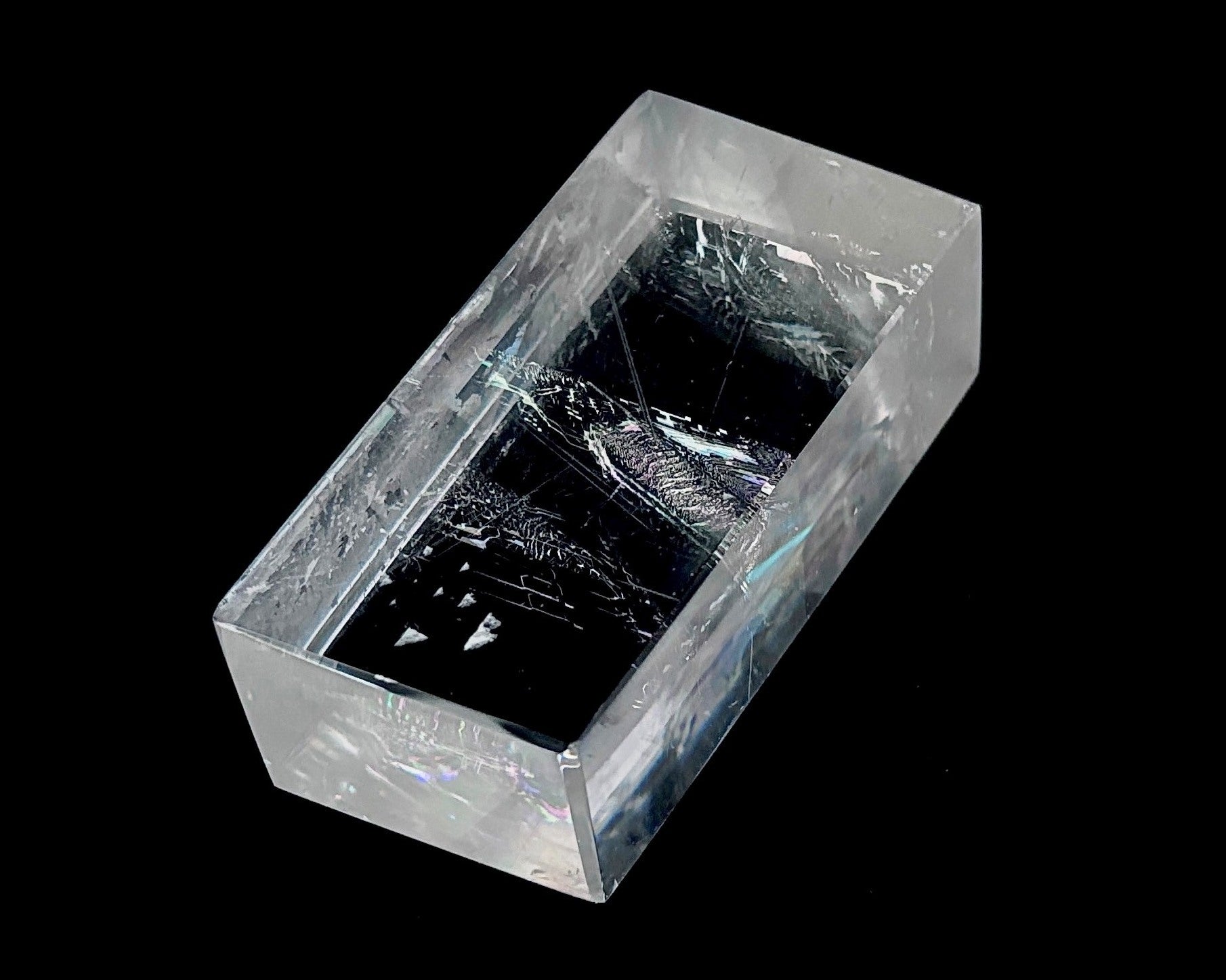 Ansicht von oben: Einzelner polierter Calcit-Kristall (Doppelspat) mit sichtbarer doppelter Schrift