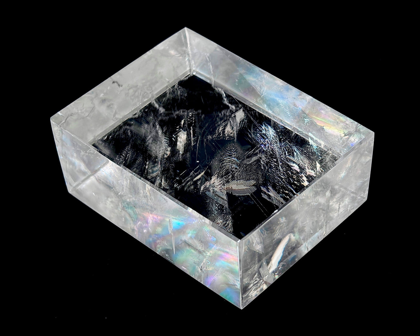 Ansicht von oben: Einzelner polierter Calcit-Kristall (Doppelspat) mit sichtbarer doppelter Schrift