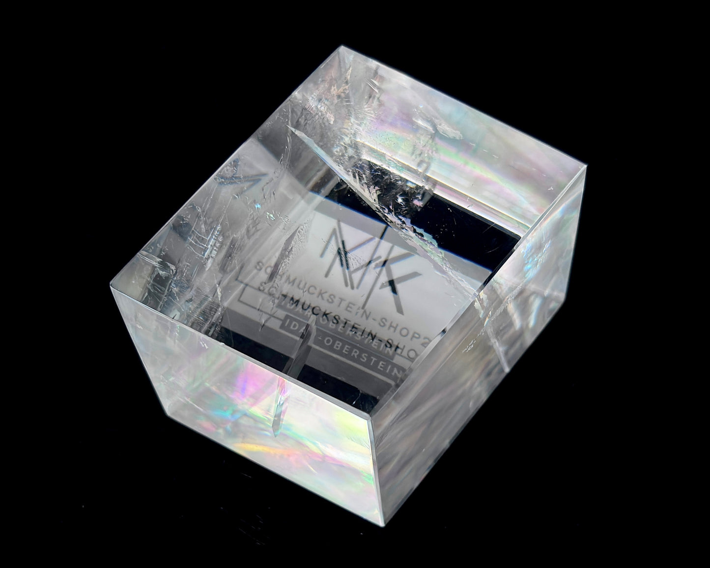 Seitenansicht links: Einzelner polierter Calcit Kristall auf schwarzem