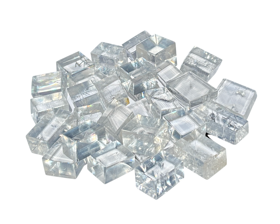 Vorderansicht mit polierten kristallklare Calcit Kristallen (Doppelspat) auf weißem Hintergrund