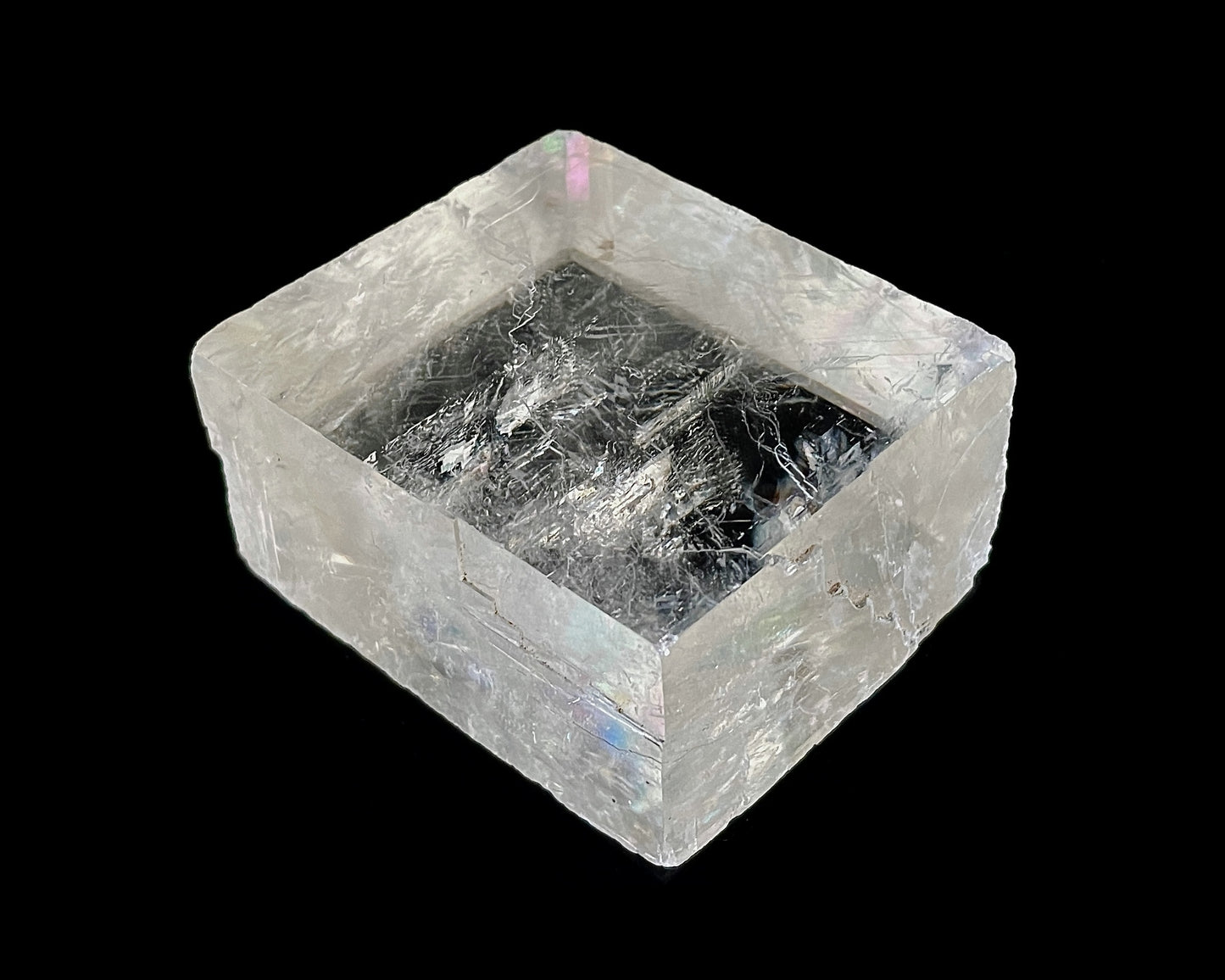 Ansicht rechts: Einzelner natürlicher Calcit Kristall auf schwarzem Hintergrund