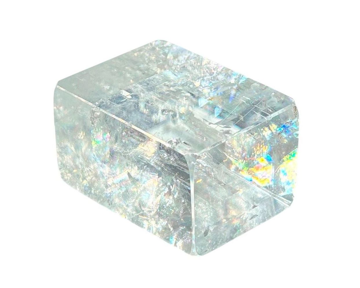 Einzelner polierter Calcit Kristall auf weißem Hintergrund