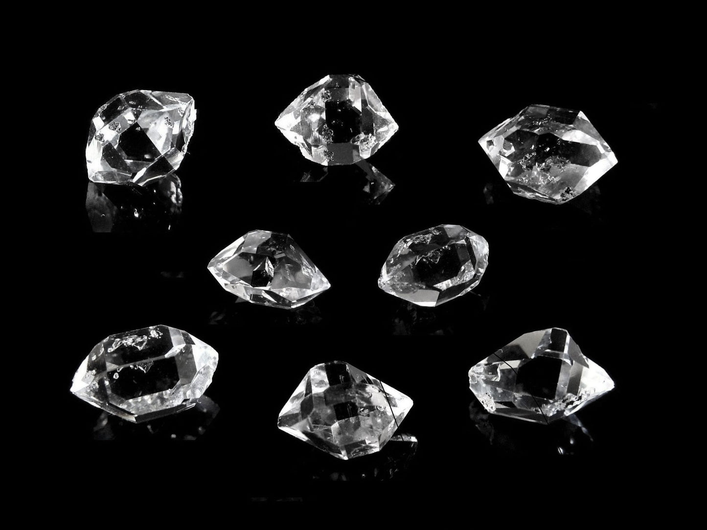 Auswahl an transparenten Herkimer Kristallen auf schwarzem Hintergrund