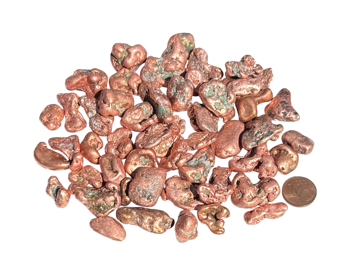 Vielzahl an Kupfer Nuggets auf weißem Hintergrund im Größenvergleich mit einem Pfennig