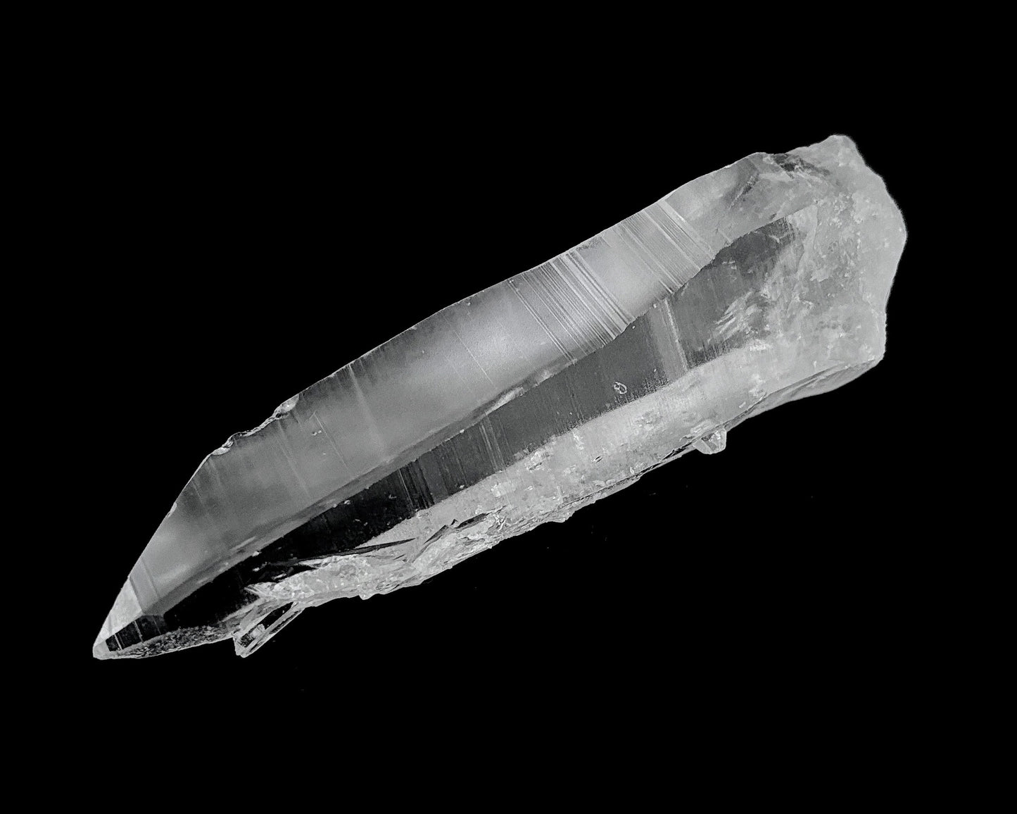 Bergkristall Spitze natur auf schwarzem Hintergrund