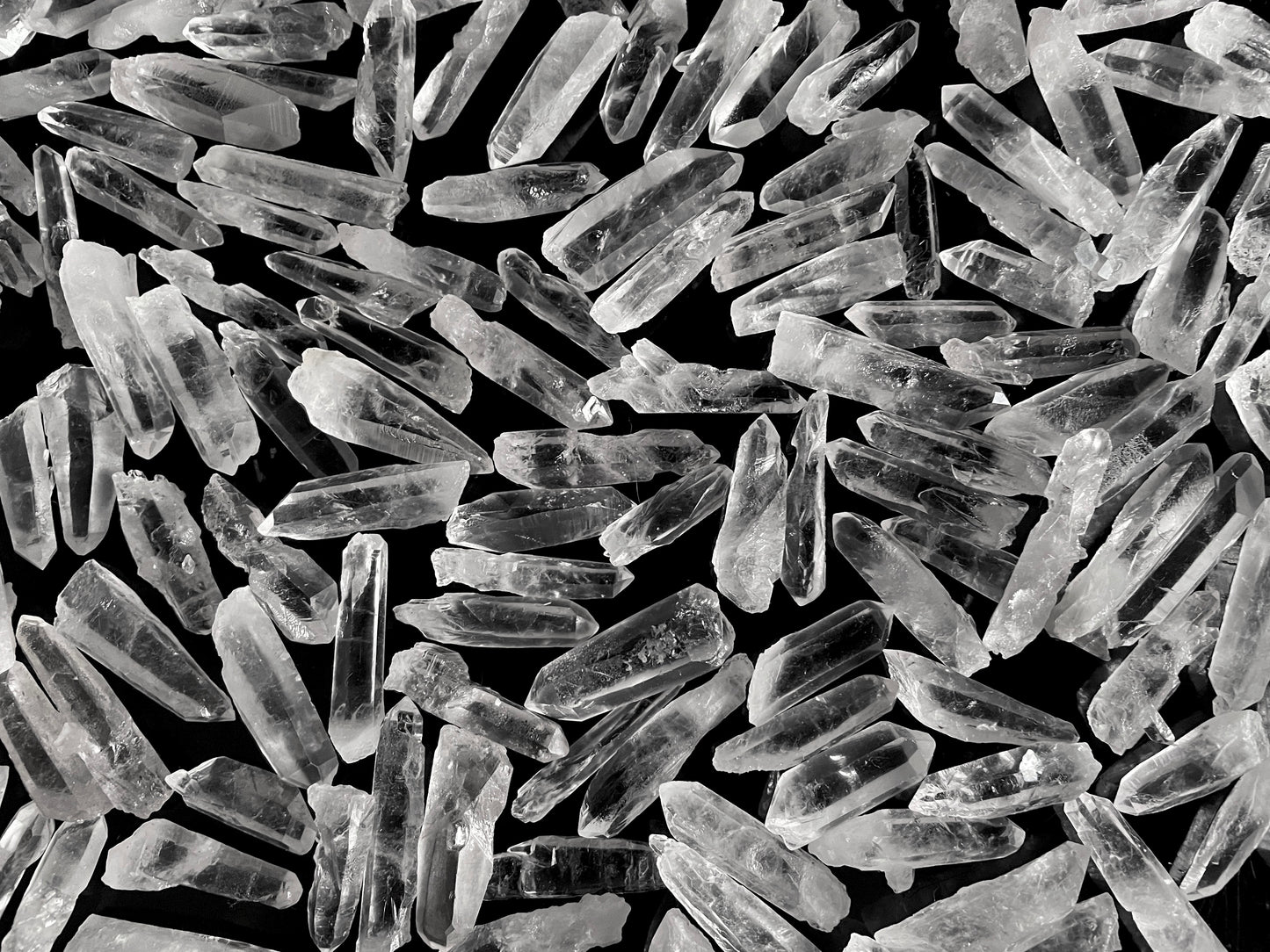 Ansicht von oben: Vielzahl an Laserkristallen auf schwarzem Hintergrund