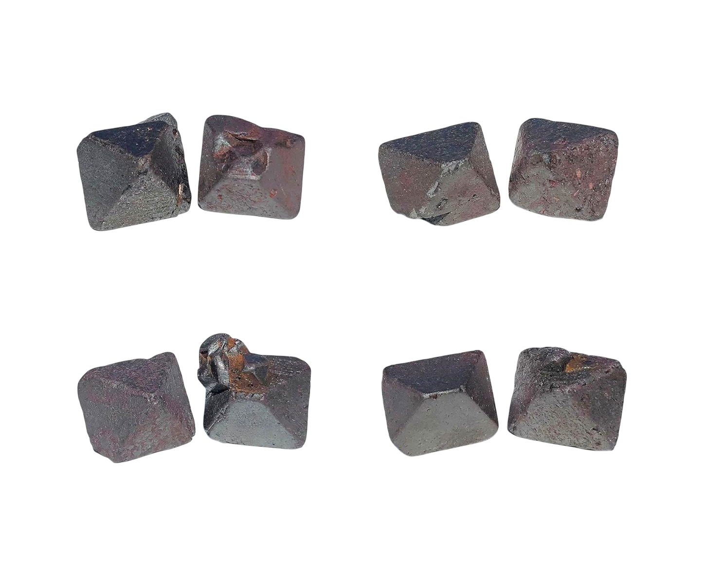 Set mit Magnetit Oktaedern neben und untereinader auf weißem Hintergrund