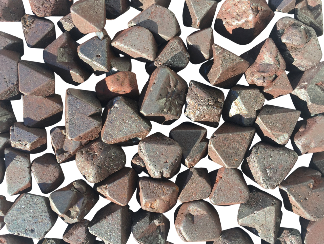 Ansicht von oben: Vielzahl an Magnetit Kristallen in Oktaederform