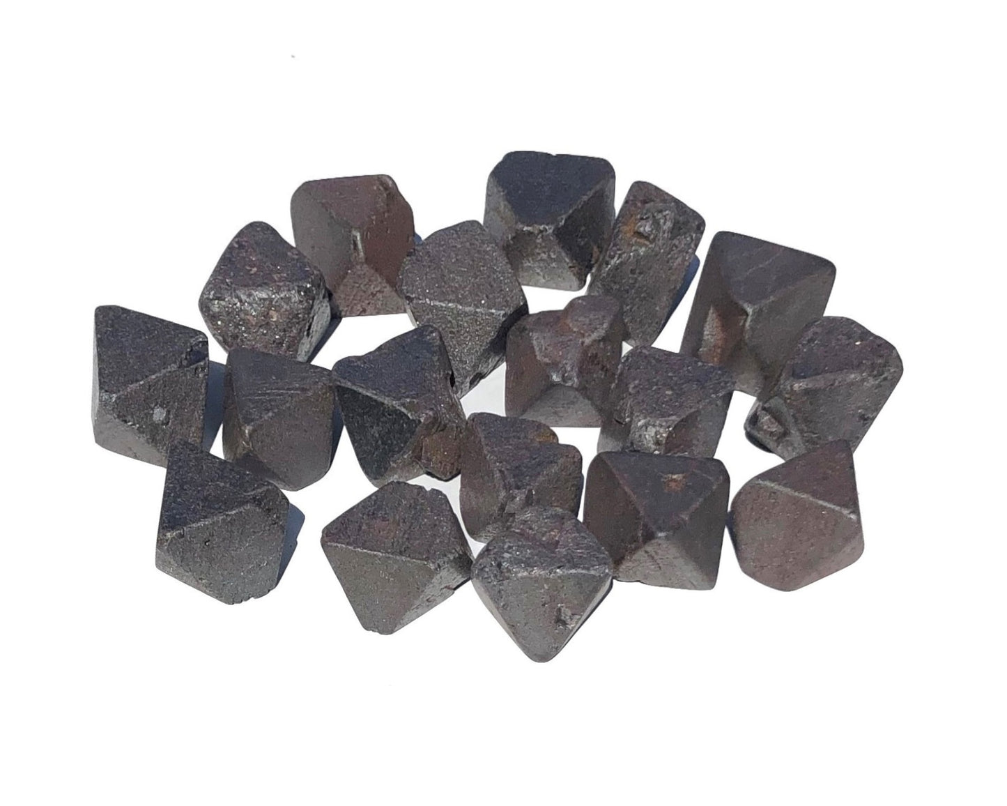 Vorderansicht: Vielzahl an kleinen Magnetit Oktaedern auf weißem Hintergrund