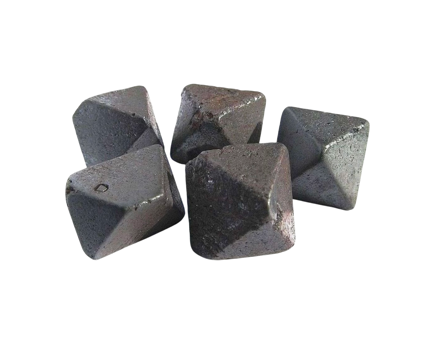 Vorderansicht brauner Magnetit Oktaeder auf weißem Hintergrund