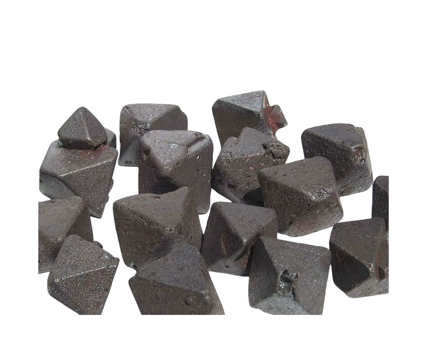 Vorderansicht: Vielzahl an Magnetit Oktaedern auf weißem Hintergrund