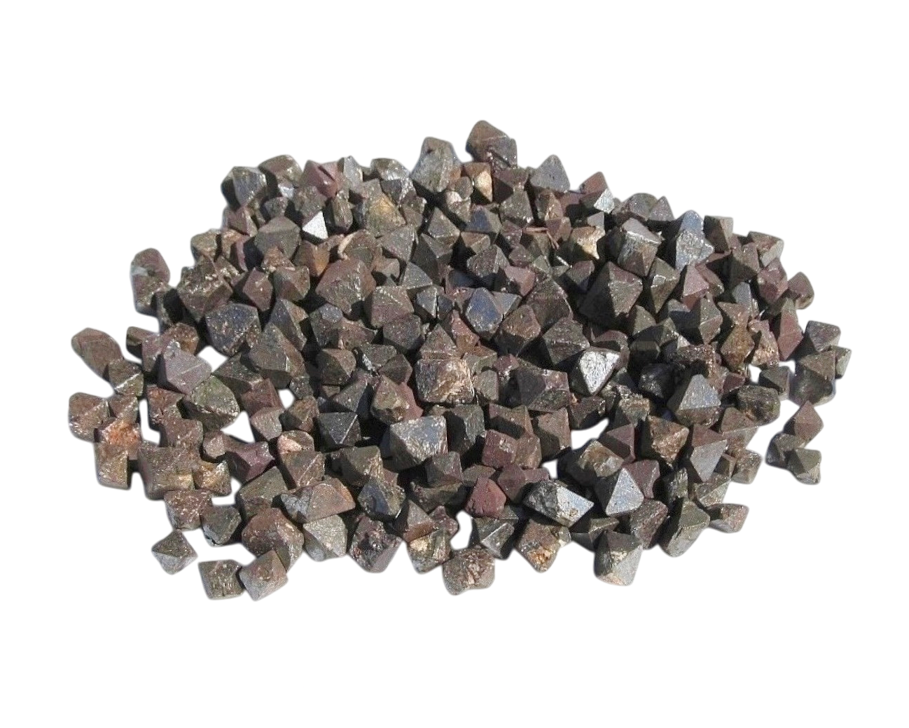 Vorderansicht: Sammlung an kleinen Magnetit Oktaedern auf weißem Hintergrund