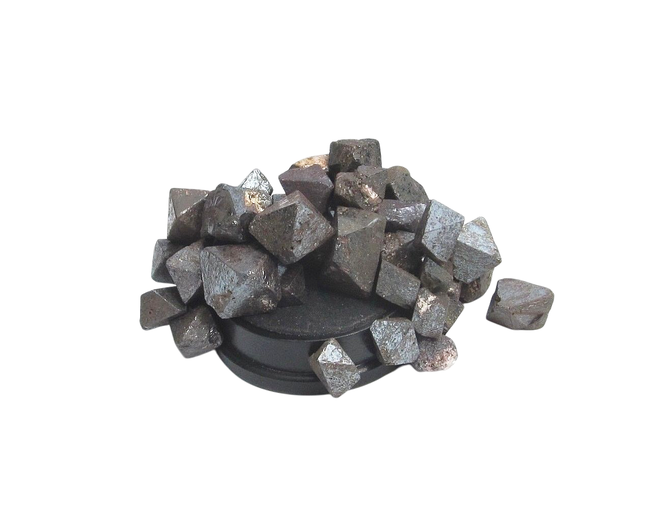 Vorderansicht: kleine braune Magnetit Oktaeder auf einem Magnet