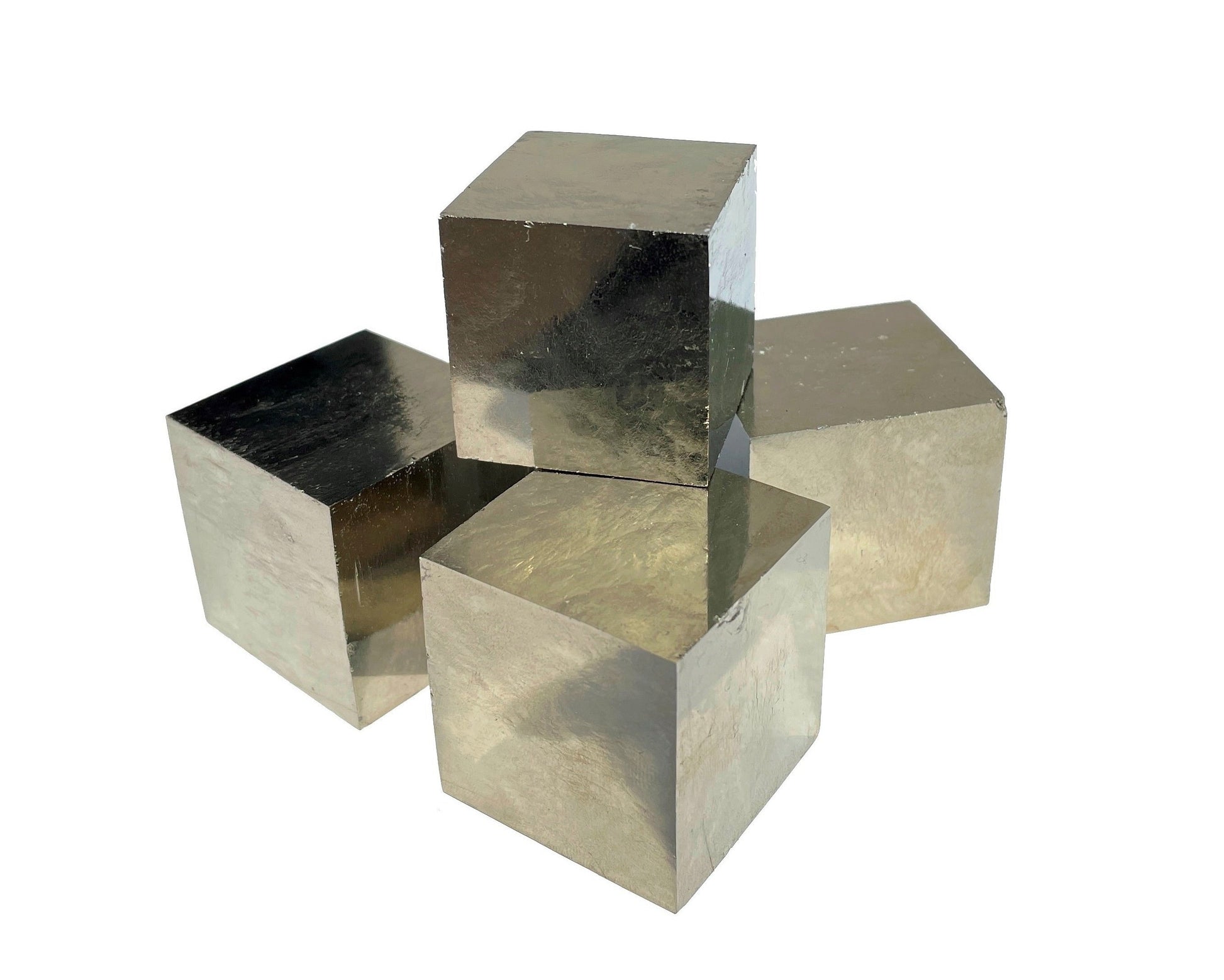 Sammlung natürlicher Pyrit Kristalle auf weißem Hintergrund