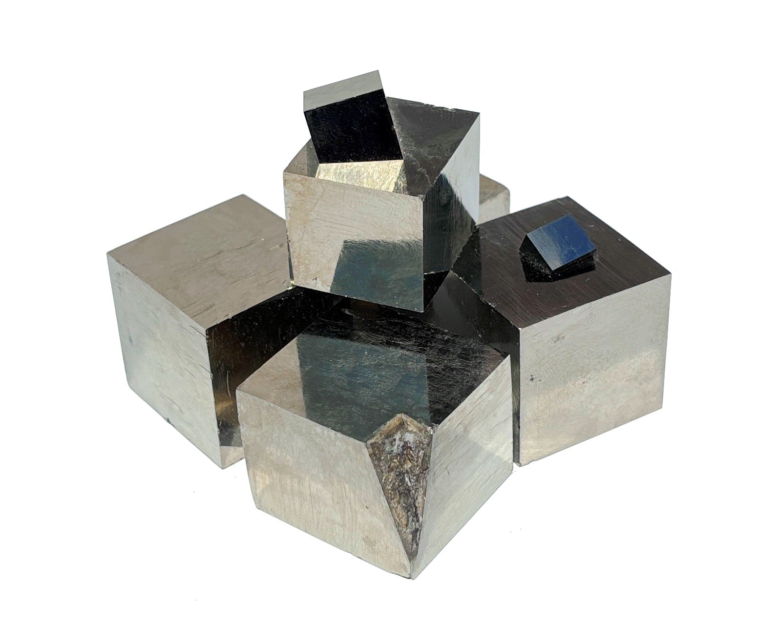 natürliche Pyrit Kristalle in Würfelform auf weißem Hintergrund