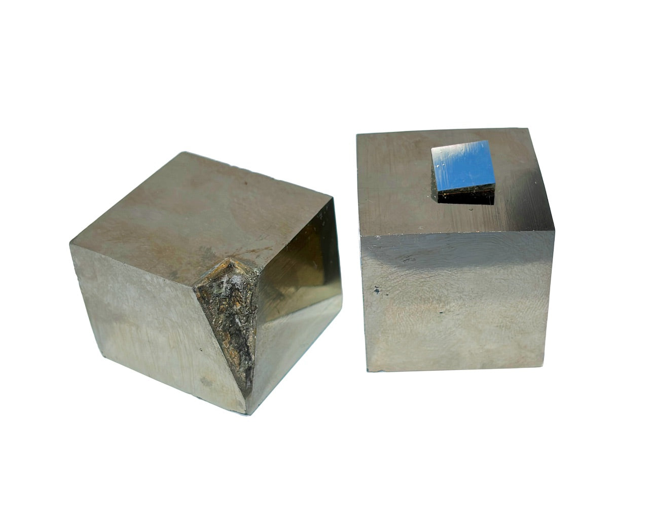 Zwei Natürliche Pyrit Würfel auf weißem Hintergrund