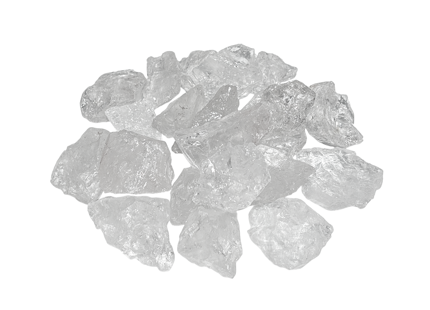 Ansicht von vorn: Bergkristall Rohsteine auf weißem Hintergrund