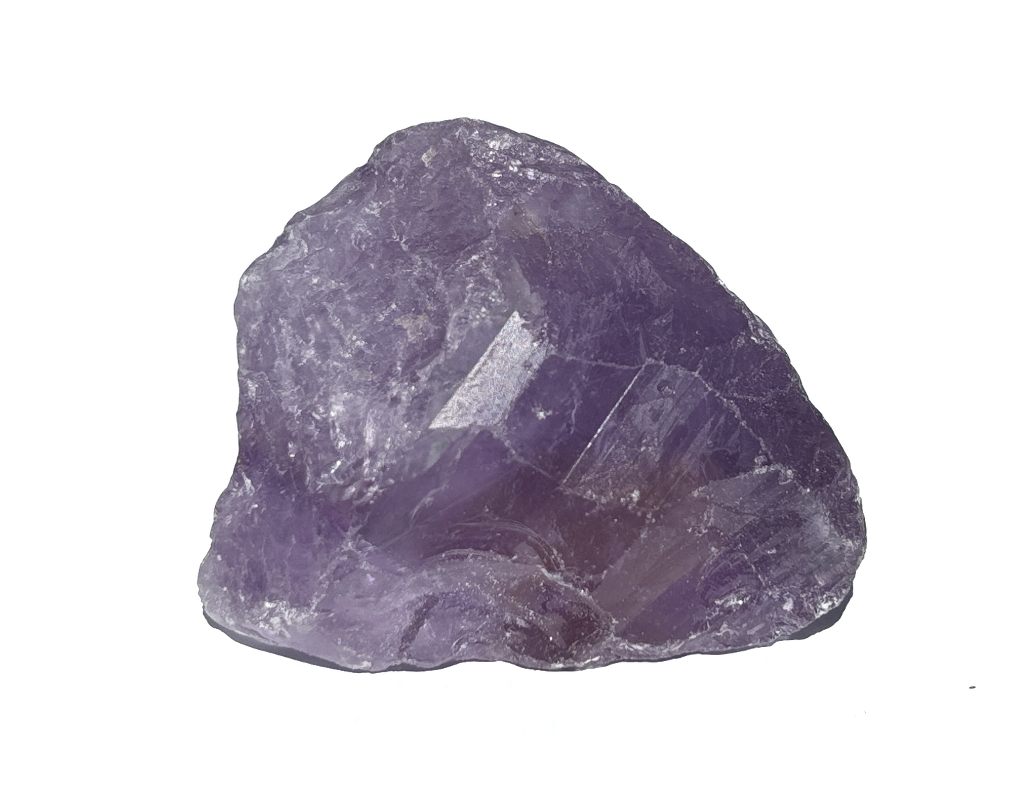 Ansicht von vorn: violetter Amethyst Rohstein auf weißem Hintergrund