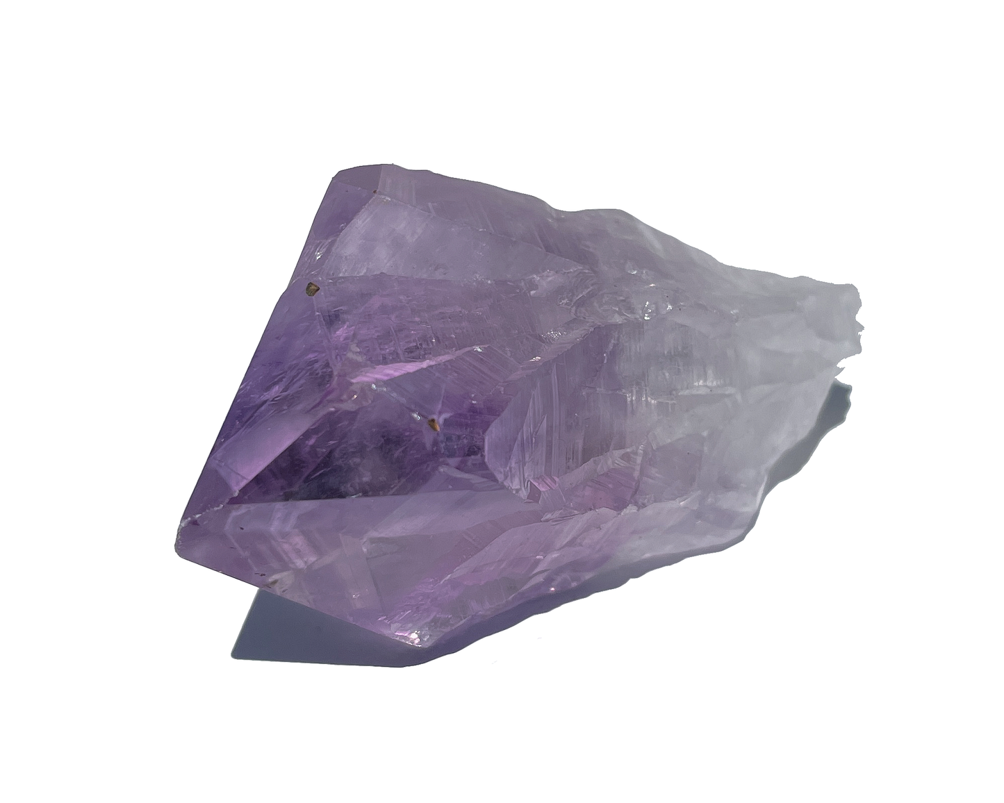 Ansicht von der Seite: Amethyst naturbelassen auf weißem Hintergrund