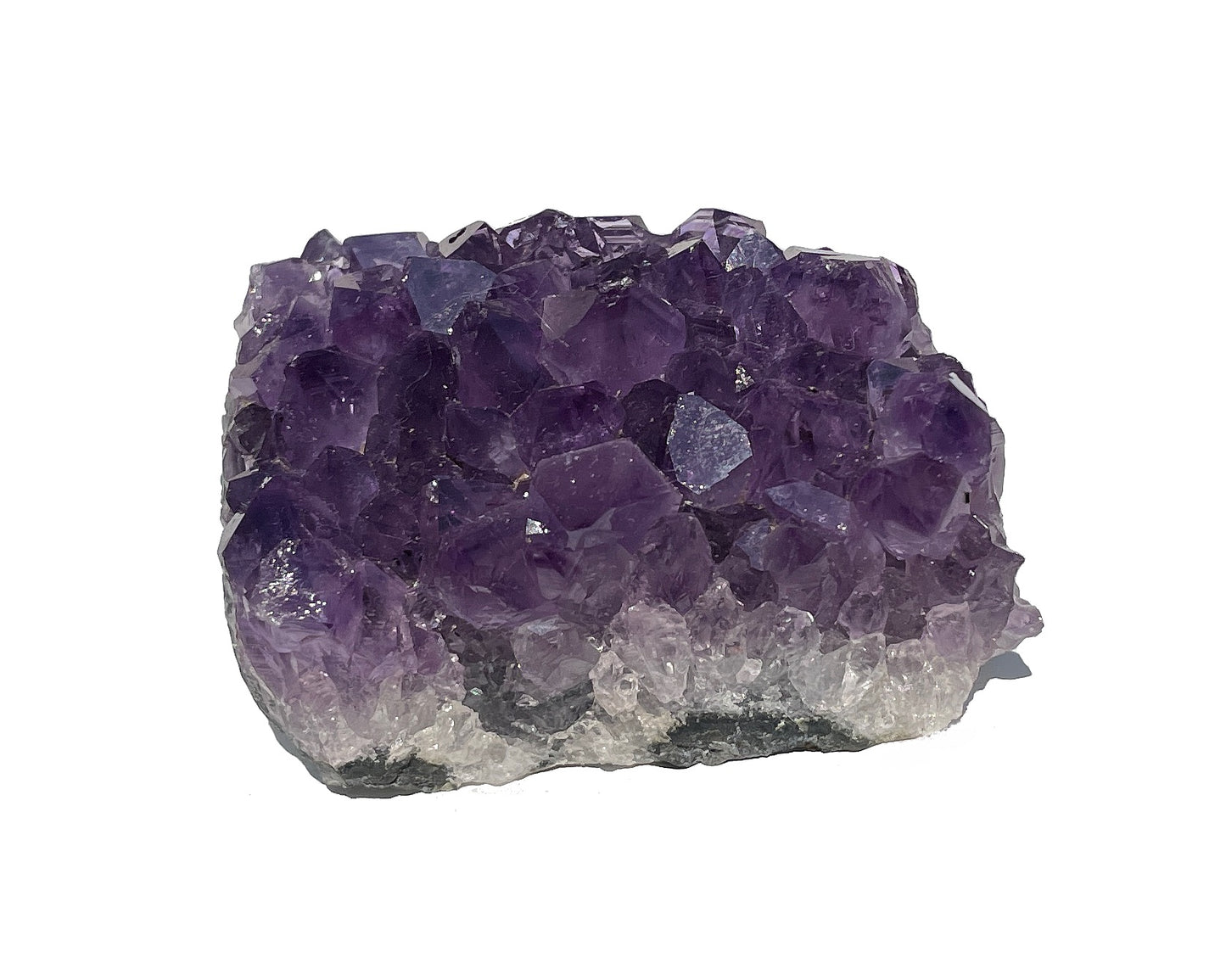 kleine violette Amethyst Stufe auf weißem Hintergrund