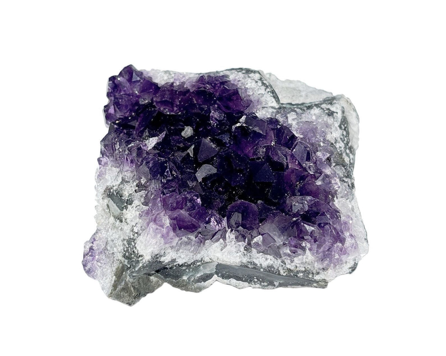 violetter Amethyst Kristall auf weißem Hintergrund