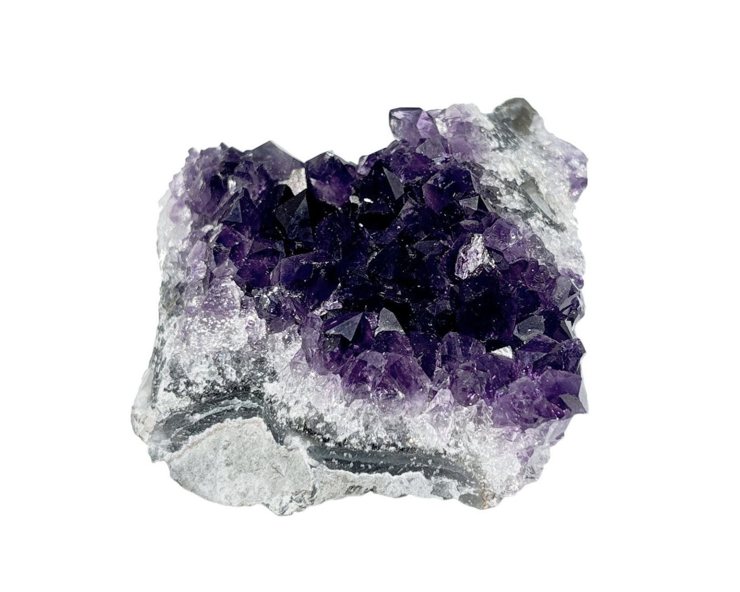 kleine violette Amethyst Stufe auf weißem Hintergrund