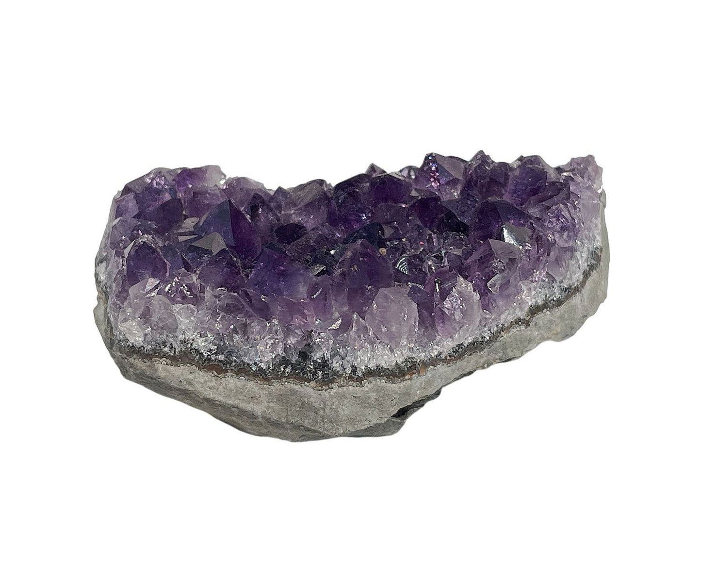natürliche Amethyst Stufe auf weißem Hintergrund