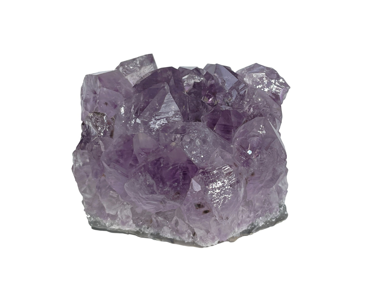 violetter Amethyst Kristall auf weißem Hintergrund