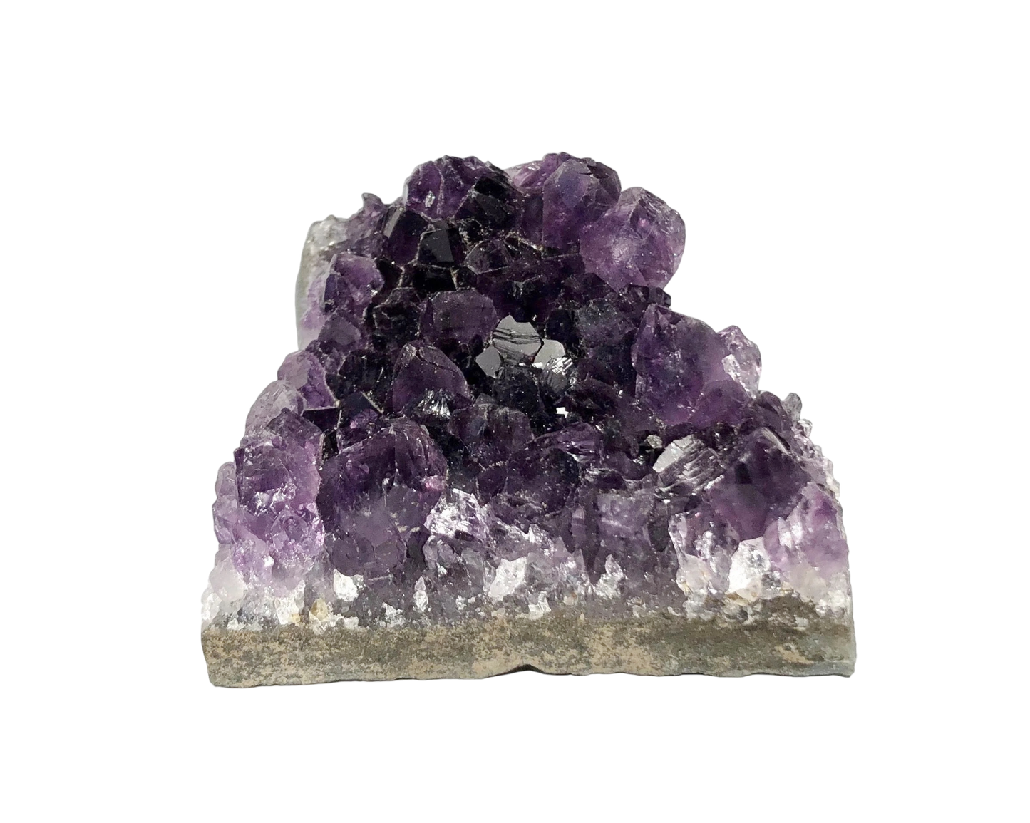 violetter Amethyst Kristall auf weißem Hintergrund