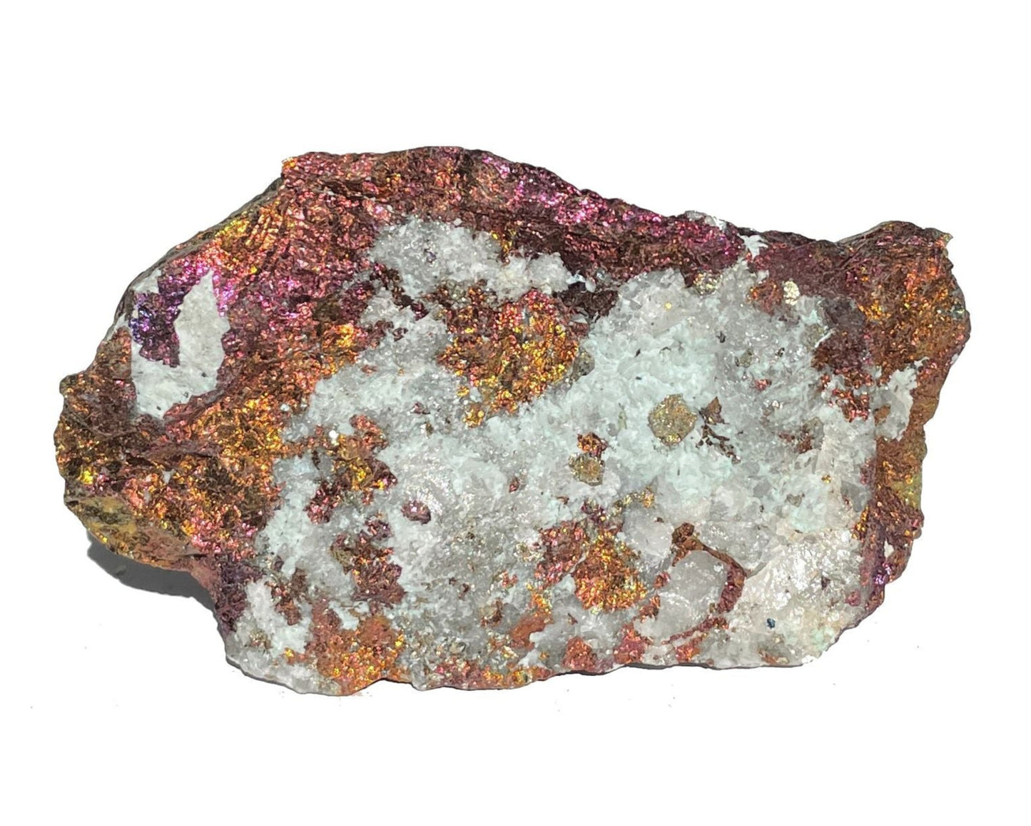 schillerndes Buntkupfer in Regenbogenfarben auf weißem Hintergrund